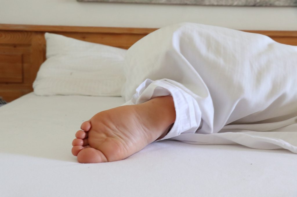 Barefoot Foot Sleep Bed Sleeping  - lenahelfinger / Pixabay