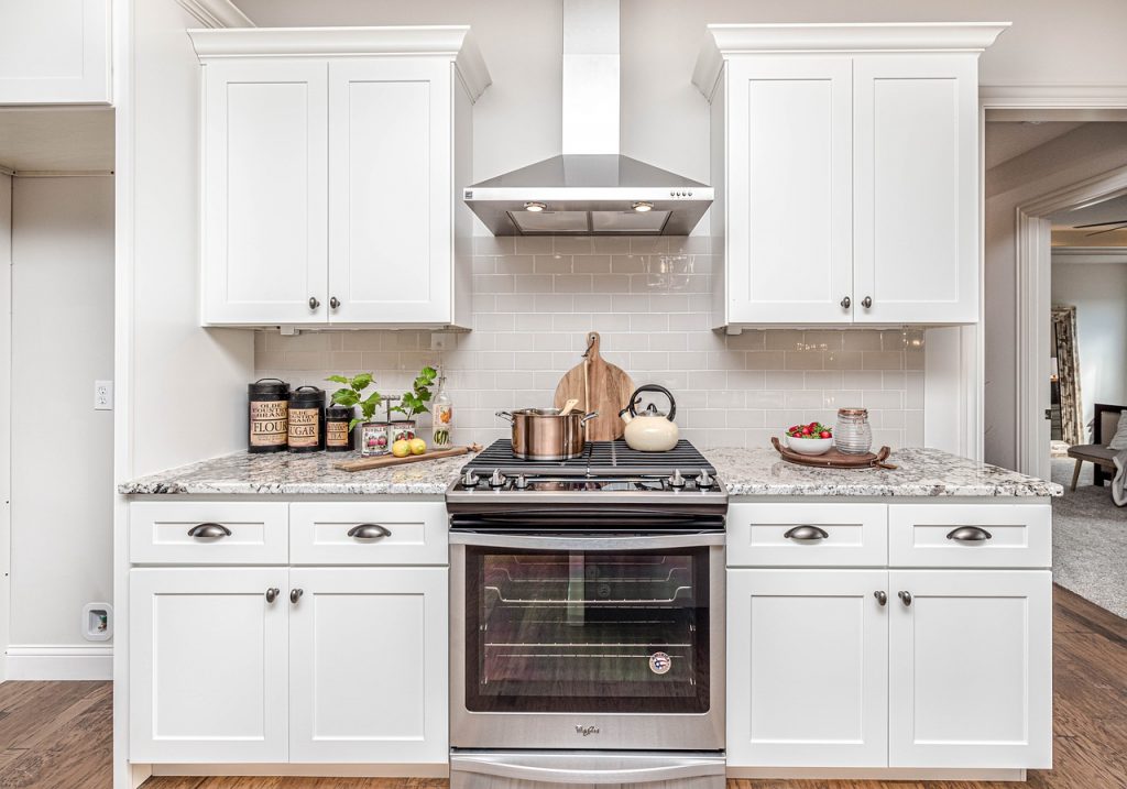 Kitchen Cabinets Oven Range Decor - mgattorna / Pixabay